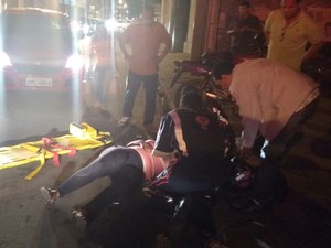 Mulher fica ferida em um acidente entre carro e moto