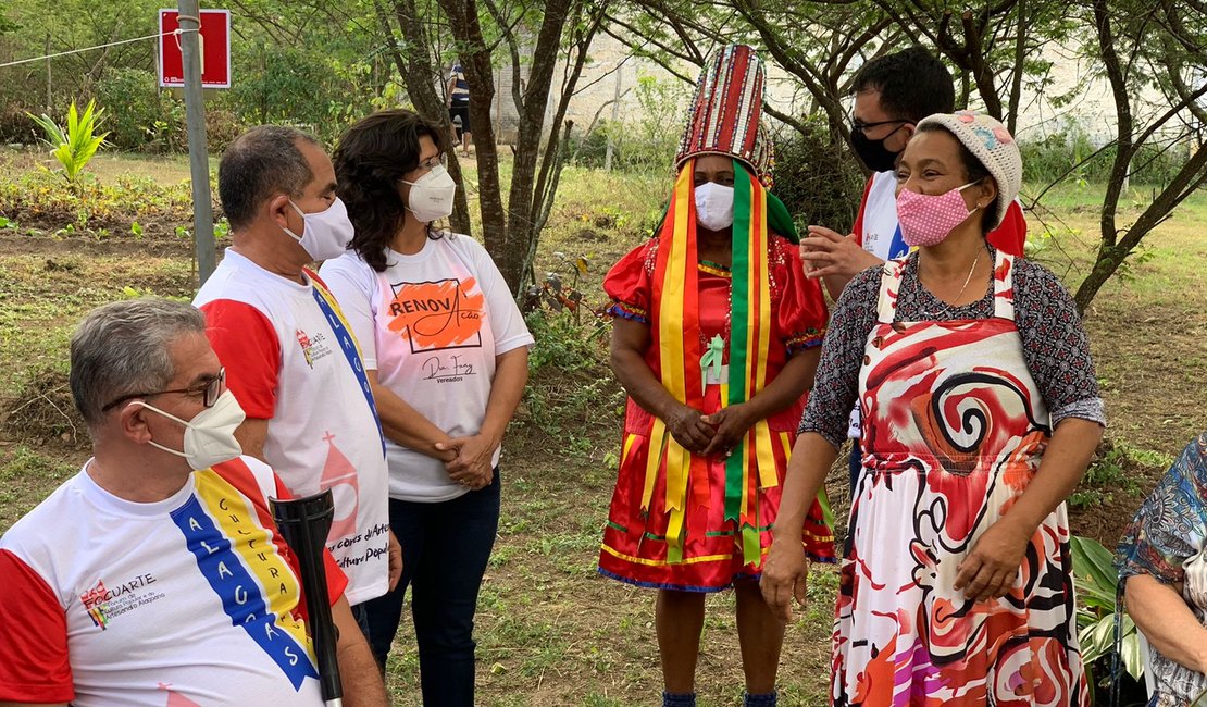 Vereadora participa  de acampamento e doa lixeira que faz parte do projeto de conscientização ambiental