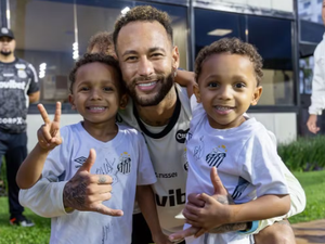Gêmeos de Rodrygo posam com Neymar: 'Foram conhecer o tio Ney'