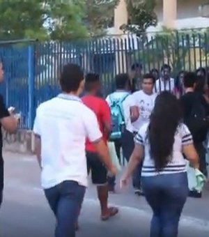 Estudantes protestam em frente à Uneal contra ocupação do prédio, em Arapiraca