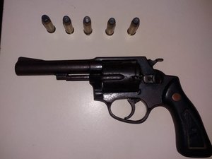 PMs apreendem arma de fogo deixada em uma moto abandonada após acidente em Arapiraca