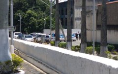 Policiais em negociação com homem que fazia jovem refém dentro de carro em Valença