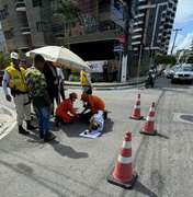 Colisão entre moto e carro deixa uma pessoa ferida, na Durval Guimarães