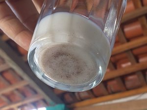 Arapiraquense encontra grãos similares a barro em caixa de leite longa vida