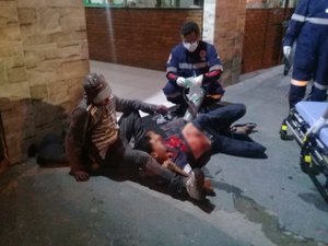 Briga entre conhecidos termina com homem esfaqueado em via pública
