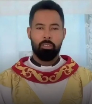 Padre flagrado com noiva de fiel se convida para casa de outra mulher: 'Tomar um café'