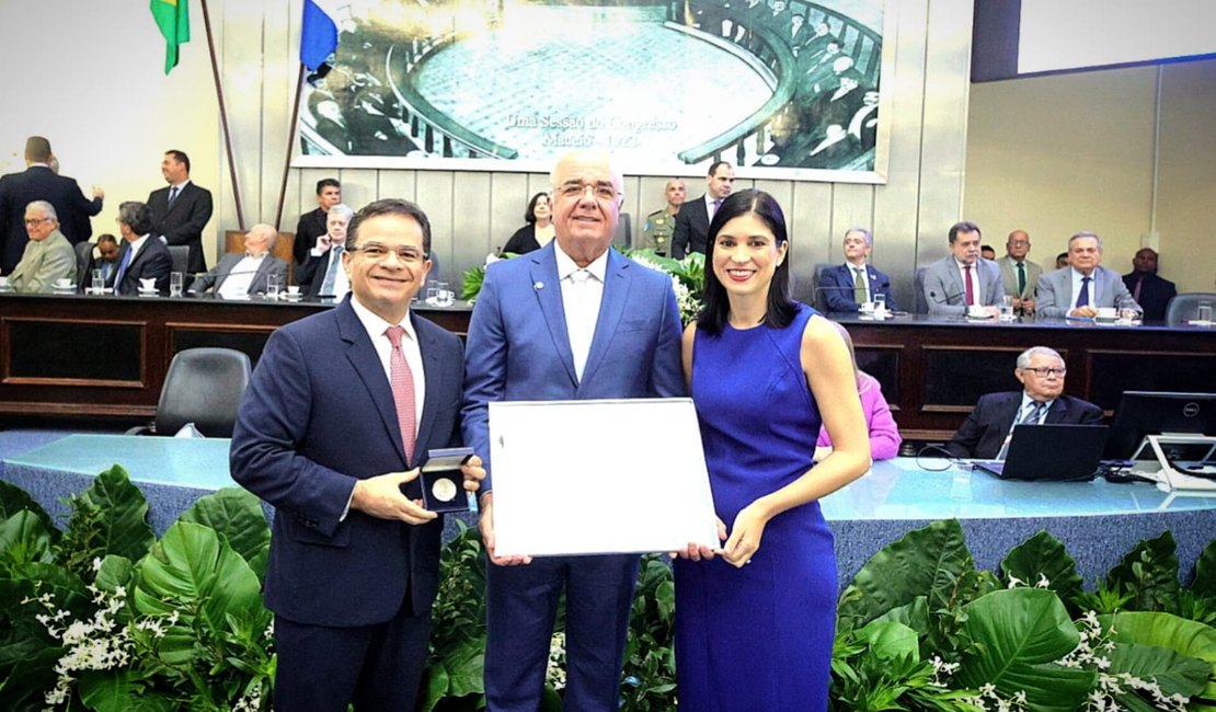 [Vídeo] Médico e empresário Fábio Farias é homenageado na ALE com Comenda Tavares Bastos