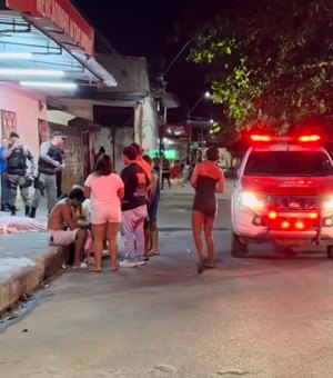 Mulher é assassinada com seis tiros na cabeça em frente a mercadinho no Benedito Bentes
