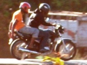 Dupla em motocicleta é interceptada e presa com objetos roubados
