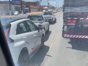 [Vídeo] Engavetamento envolvendo três carros é registrado no bairro Baixa Grande, em Arapiraca