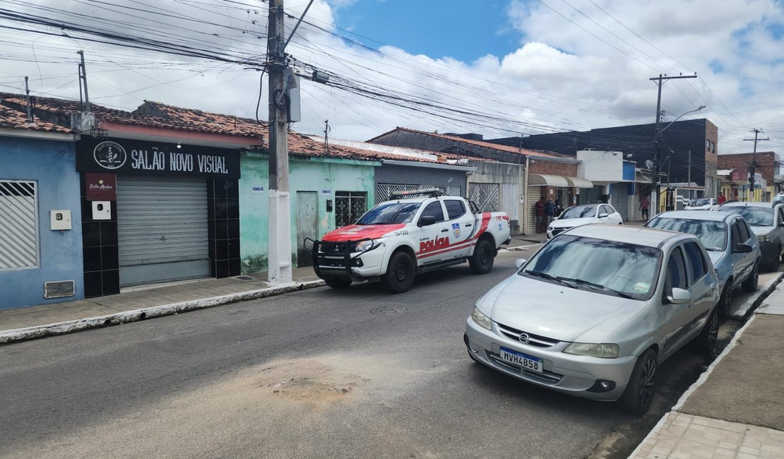 [Vídeo] Homem coberto com capa preta furta casa de vizinho em Arapiraca
