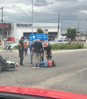 Condutora de moto fica ferida após veículo ser atingido por carro no Trevo do Divan