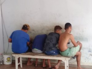 Casal é feito refém enquanto criminosos furtam eletroeletrônicos 