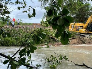 Seminfra encontra materiais volumosos durante limpeza na Lagoa da Coca Cola