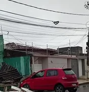 Veículo desgovernado derruba muro de casa no bairro Capiatã, em Arapiraca