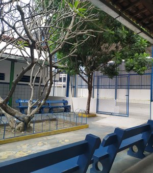 Prefeitura recupera quadras de escolas no Jacintinho e Ponta Verde