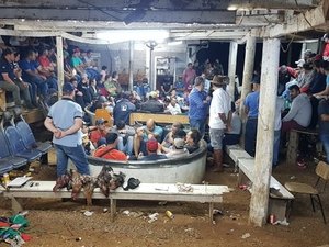 Polícia flagra rinha de galos e 100 pessoas são detidas
