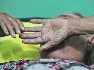 Embriagado, neto agride vó e provoca lesão no braço da idosa