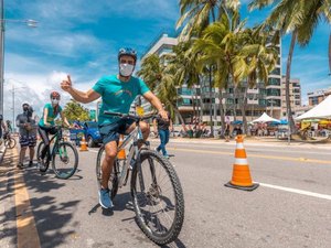 Prefeito JHC entrega ciclofaixa Maceió é Massa que vai funcionar aos domingos na orla marítima