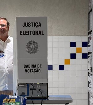Prefeito Luciano Barbosa vota no Colégio Costa Rêgo, em Arapiraca