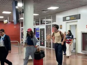 Shawn Mendes e Bruna Marquezine desembarcam no aeroporto Zumbi dos Palmares, em AL