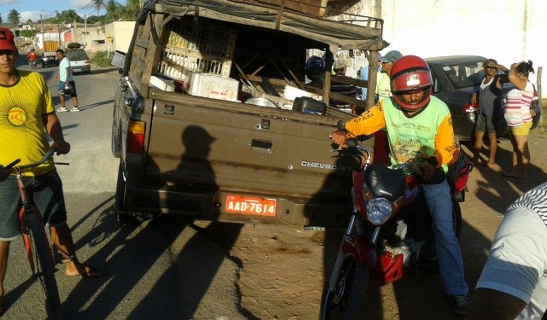 De moto, casal alveja caminhonete em Arapiraca