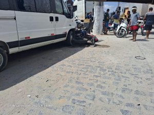 Homem fica ferido após colisão entre moto e van, no Distrito Industrial, em Maceió