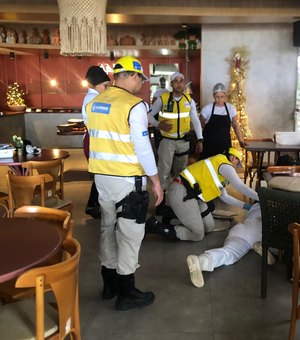 Ronda no Bairro prende suspeito por tráfico de drogas e auxilia em atendimento a vítima de mal-estar na orla de Maceió