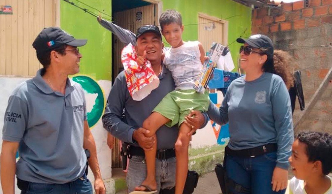 Policiais civis participam da distribuição de presentes