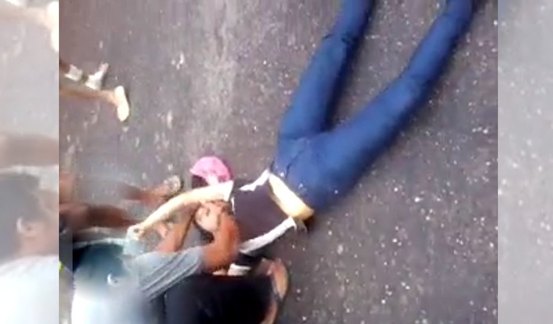 [Vídeo] Estudantes da rede pública se agridem no meio da rua e filmam a ação