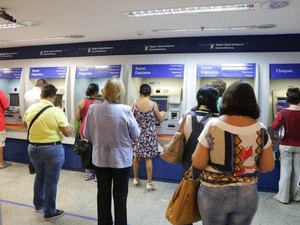 Mais de 72 mil servidores do Estado recebem o 13º nesta sexta-feira (15)