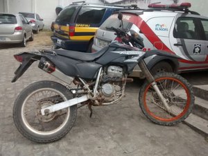 PRF apreende arma e veículos durante operação no final de semana