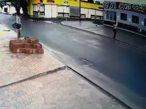 [Vídeo] Jovem é detido após atirar pedras e depredar loja em Arapiraca