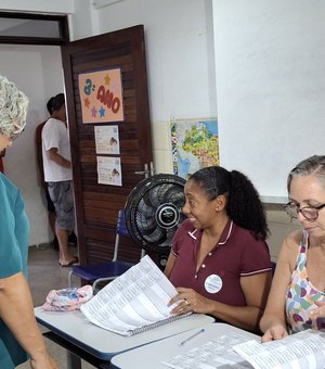 Lenilda Luna vota ao lado do filho, e fala sobre poucas filas: 'Venha, exerça seu voto'