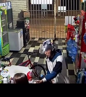 Após se passar por cliente, ladrão rouba dinheiro de mercadinho em Arapiraca