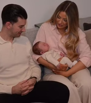 Mulher que nasceu sem útero se torna mãe após transplante experimental