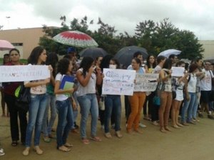 Prefeitura atrasa salários dos motoristas e estudantes ficam sem transporte