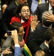 Jean Wyllys cospe em direção a Bolsonaro, mas erra o alvo