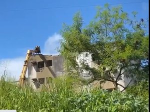 Edifício do bairro do Pinheiro é demolido devido à instabilidade no solo