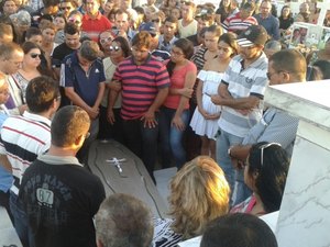 Comoção marca sepultamento de funcionários dos Correios