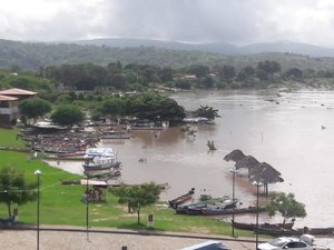 Cheia do rio São Francisco deixa a água suja e dificulta abastecimento em Traipu