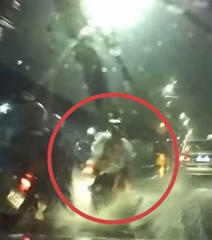 Motociclista causa acidente após ultrapassagem arriscada na Av Gustavo Paiva, em Maceió