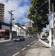 Poste ameaça cair e deixa vizinhança assustada na região central de Maceió