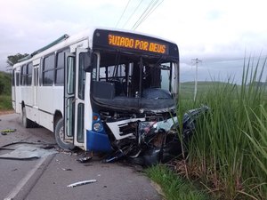 Colisão entre ônibus e carro deixa dois mortos na AL-105 em Porto Calvo