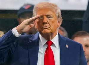 Trump critica Irã e diz que 'todos devem sair de Teerã imediatamente'