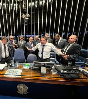 Senadores bolsonaristas se acorrentam em protesto contra prisão domiciliar de Bolsonaro