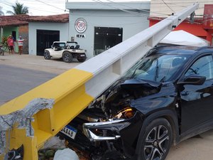 Carro colide contra poste de alta tensão e deixa feridos São Miguel dos Milagres