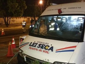 Condutor é preso após falhar em teste do bafômetro durante blitz da Lei Seca
