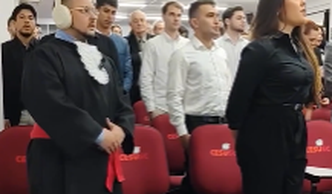 [Vídeo] Cão-guia acompanha dono autista durante formatura em Direito
