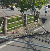 Caminhão derruba poste e interdita trecho da AL-215 em Boca da Mata